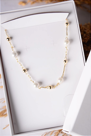 Colar com pérolas e bolinhas douradas