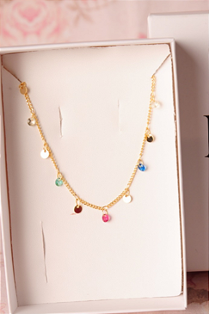 Colar choker com pingentes coloridos