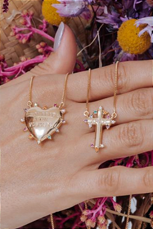 Escapulário lado coração "seja feita tua vontade" e lado cruz com zirconias coloridas