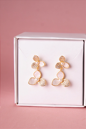 Brinco flor pendurada