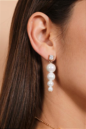 Brinco longo com pérolas