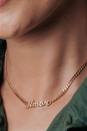 Colar choker corrente grumet com escrito ''Amor'' cravejado