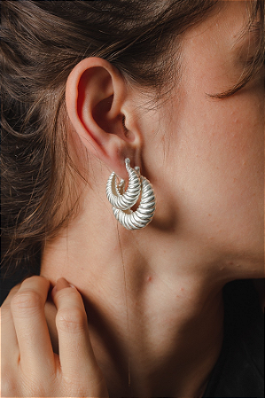 Brinco médio croissant em prata 925