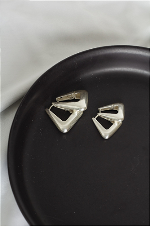 Argola triangular lisa em prata 925
