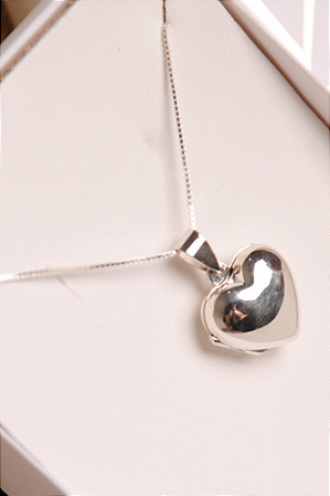 Colar relicário em formato de coração, em prata 925