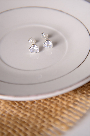 Brinco pequeno formato de coração