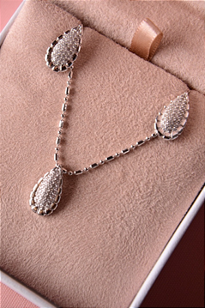 Conjunto colar e brinco gota cravejada, banhada a ródio