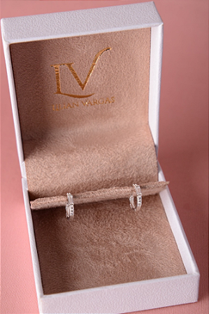 Brinco argola cravejada