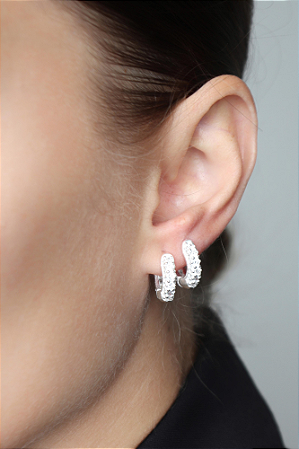 Brinco argola cravejada