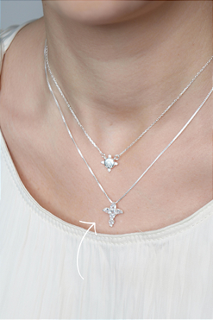 Colar com cruz cravejada