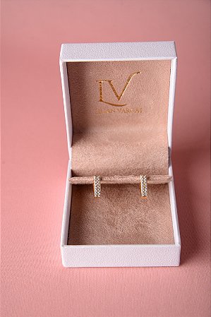 Brinco de argola quadrado cravejado