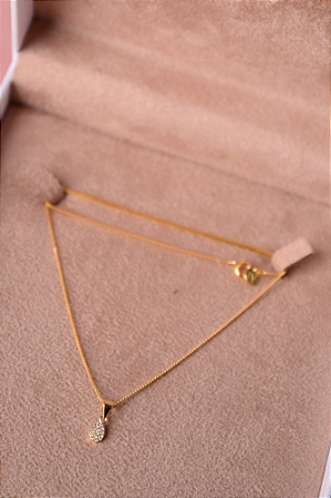 Colar com gota cravejada