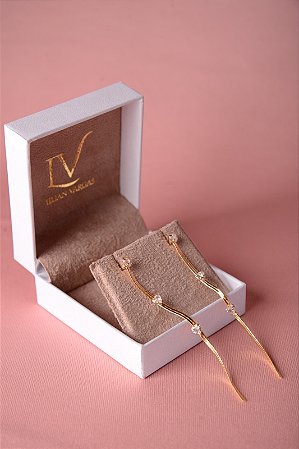 Brinco longo com pontos de luz de corações