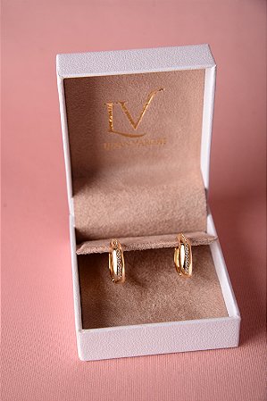 Brinco de argola quadrada com detalhe cravejado