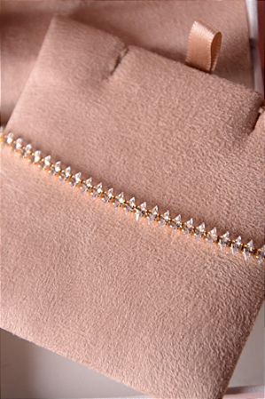 Pulseira riviera formato navete e fecho regulável