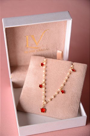 Colar infantil de pérolas com florzinhas vermelhas