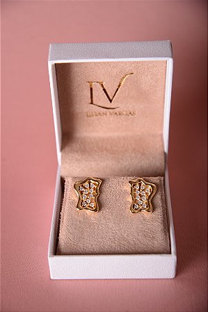 Brinco forma com detalhe cravejado