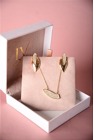 Conjunto colar e brincos com detalhes lisos e cravejados