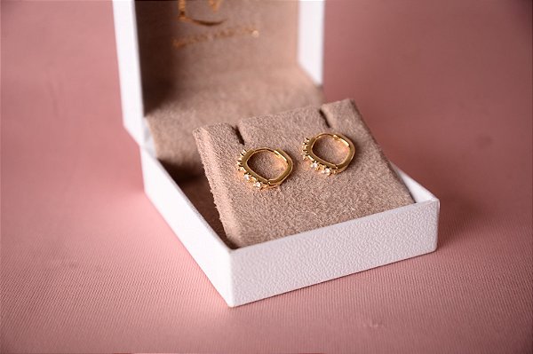 Brinco de argola lisa com pontos de luz