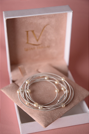 Pulseira várias voltas, banhada a ródio com pérolas