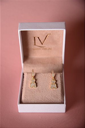 Brinco de argola com pingente de ursinho cravejado