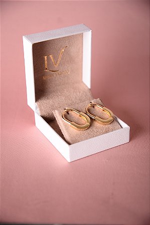 Brinco de argola oval com detalhe cravejado