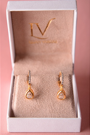 Brinco argola cravejada gota