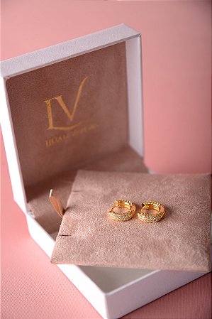 Brinco de argola cravejada frente e atrás