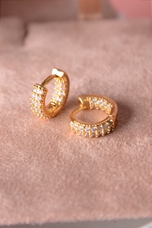 Brinco argola cravejada dentro e fora