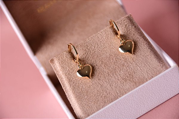 Brinco de argola lisa com pingente de coração
