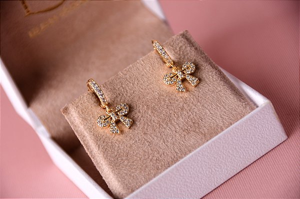 Brinco argola laço cravejado