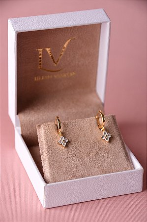 Brinco argola pingente trevo