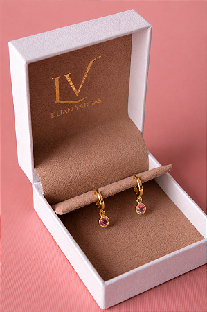 Brinco Argola com Ponto de Luz Rosa Banhado a Ouro 18K – Delicado e Elegante