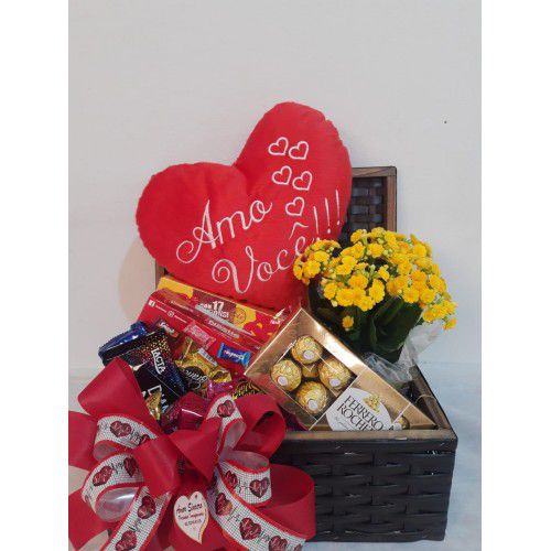 Baú de Chocolate c/ Coração de Pelúcia, Vaso de flores e Ferrero Rocher