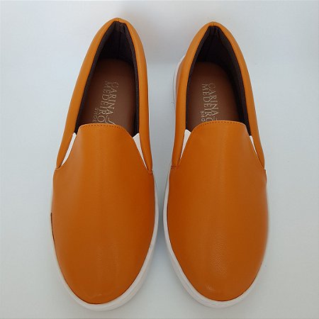 Tênis slip on mostarda