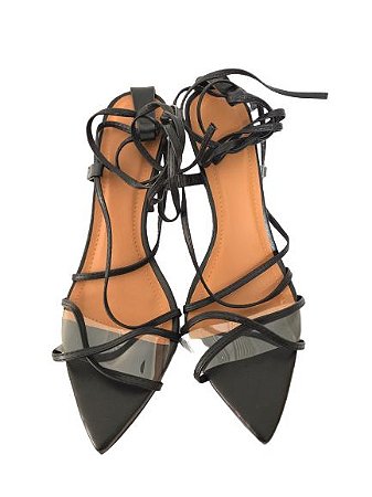 sandalia preta com tira transparente