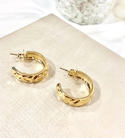 Argola Martelada Banhada de Ouro 18k