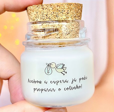 Mini Vela Aromática Lembrancinha Maternidade Acabou a Espera + Saquinho Organza