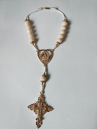 DEZENA CRISTAL 10MM TREVO CORAÇAO DOURADA STRASS CREME