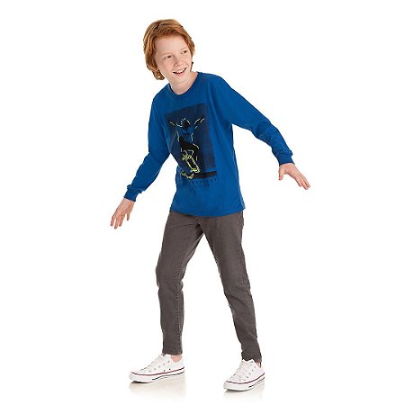 Camisa masculina manga comprida, estampa de um rapaz andando de skate