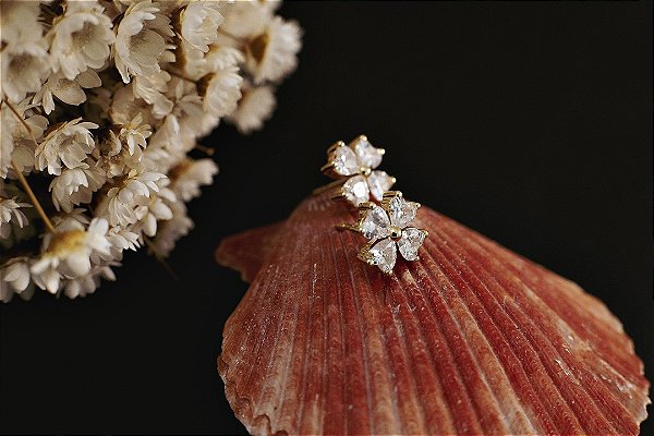 BRINCO FOLHEADO A OURO 18K FLOR ZIRCÔNIAS