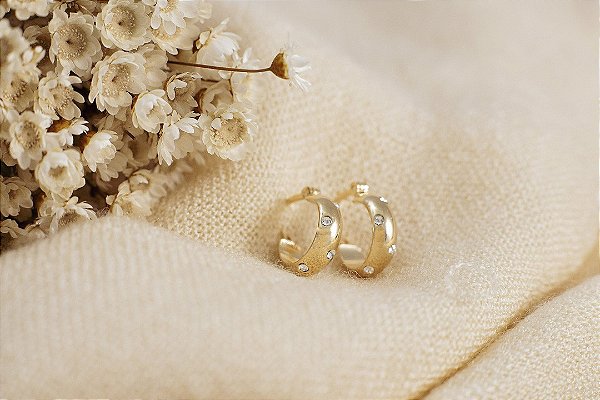 ARGOLA FOLHEADA A OURO 18K BOLHEADA COM PEDRAS