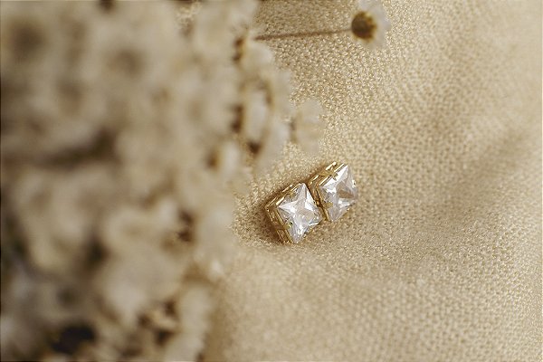 BRINCO QUADRADO ZIRCÔNIA FOLHEADO A OURO 18K