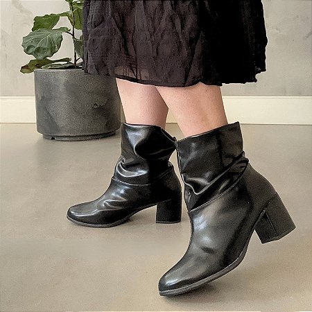Bota Feminina Slouch Juli Salto Bloco Cano Médio Enrugada