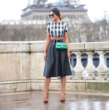 saia midi de couro preta