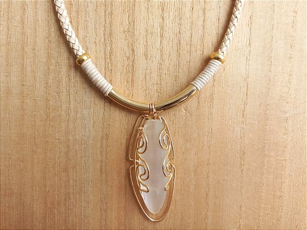 Colar curto um cordão de Selenita