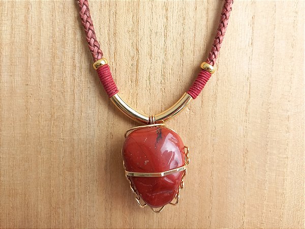 Colar curto um cordão de jaspe vermelho