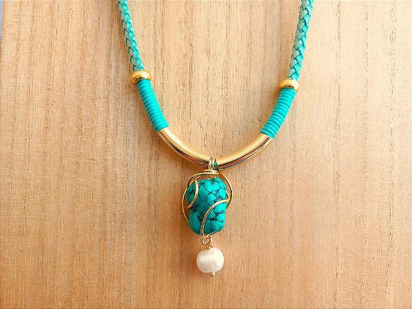 Colar um cordão de turquesa e pérola