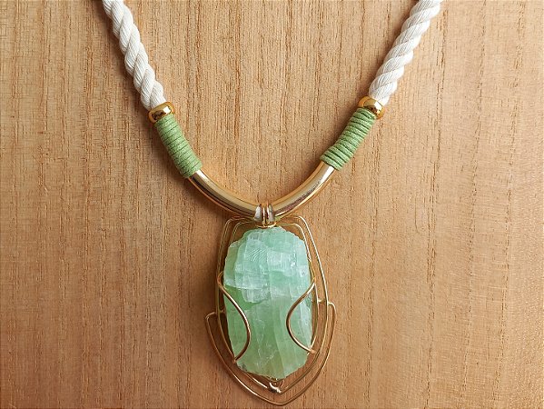 Colar curto um cordão de calcita verde
