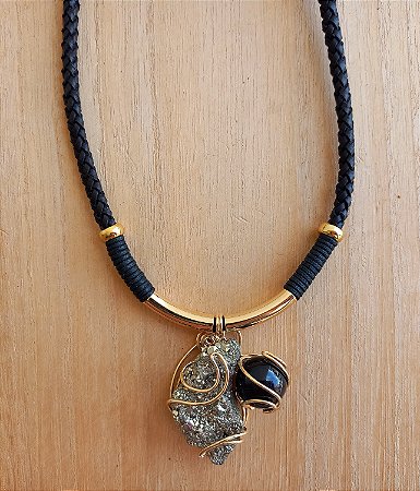 Colar curto um cordão de pirita e ônix